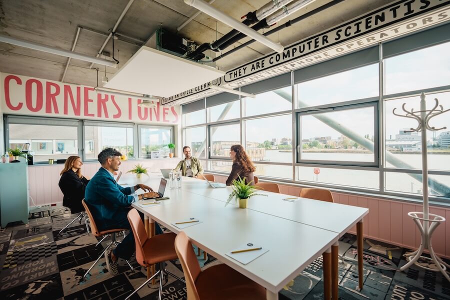 Salles de réunion et privatisations.